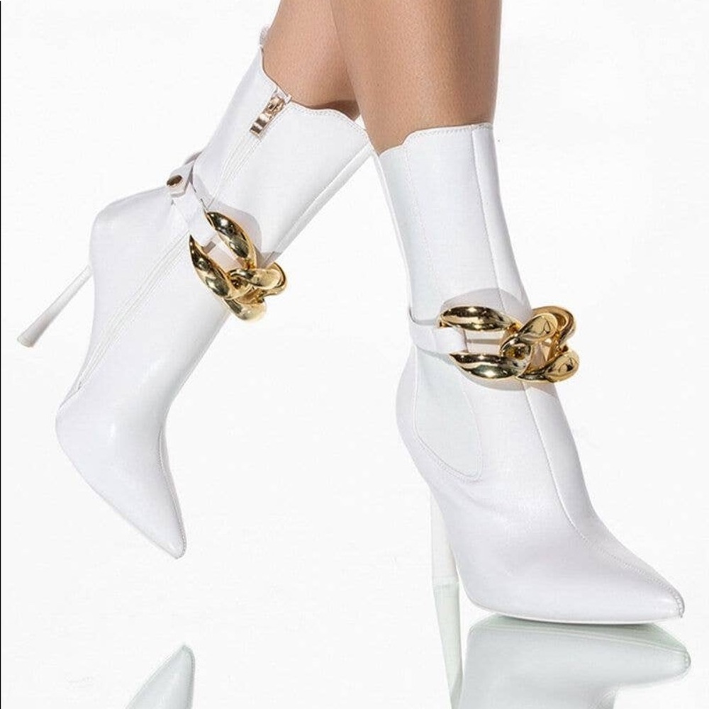 White Chic Boots w/Gold Chain